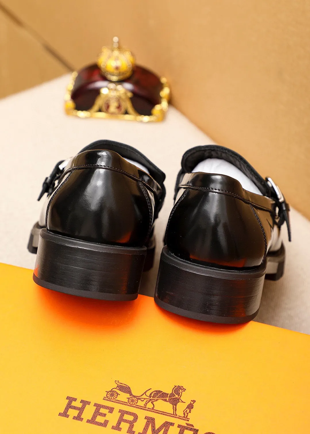 Men's shoes 💰460 💐 Product trademark: HERMES "Hermès" casual leather shoes Regular size: 39-44 (38.45🉑️customized) Product materials: Selected imported first-layer open-edge beaded cowhide upper + classic hardware buckle, imported water-dyed 🐂 cowhide lining. Strong three-dimensional visual effect, non-slip and wear-resistant rubber outsole Color: 1⃣️color optional